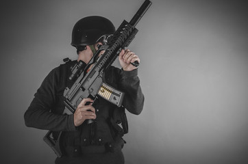 Fototapeta premium gunpowder, airsoft player with gun, helmet and bulletproof vest