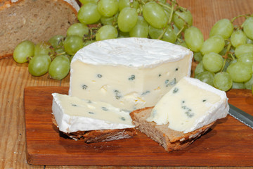 Blauschimmelkäse, Brot, Weintrauben