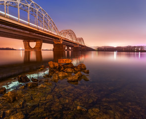 Obraz premium Railway bridge in Kiev at night. Ukraine.