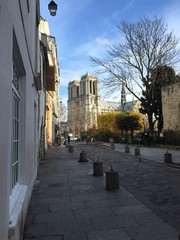 Stradina e Notre Dame, Parigi