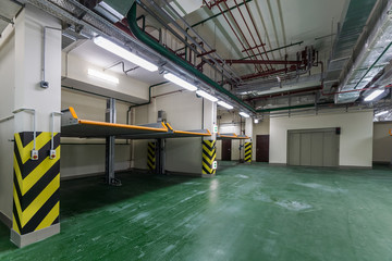 Underground parking with hydraulic lift