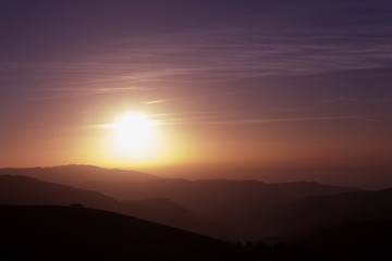 lila Sonnenuntergang im Schwarzwälder Gebirge