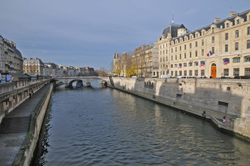 Fototapeta na wymiar Parigi, la Senna fra Notre Dame ed il Quartiere Latino