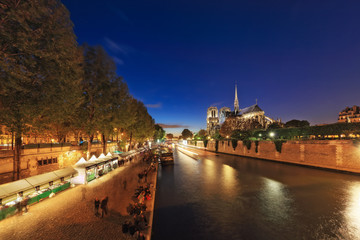 balade sur les quais de Seine, la nuit