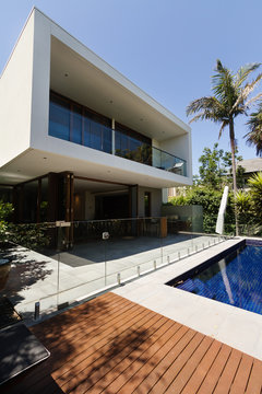 Architect designed contemporary Australian home outdoor area with pool