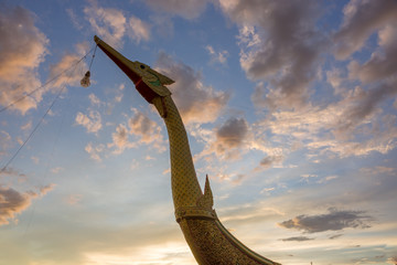 Obraz premium Thai temple built is boat on the pond