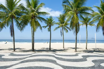 Papier Peint photo autocollant Copacabana, Rio de Janeiro, Brésil Motif de carreaux de trottoir emblématique avec des palmiers sur la plage de Copacabana à Rio de Janeiro, Brésil