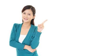 指示する笑顔の女性