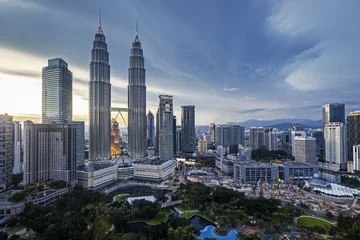 Foto op Plexiglas Petronas Towers Kuala Lumpur Skyline in de schemering © robynmac