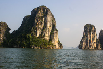 Fototapeta na wymiar beautiful view in halong bay,vietnam.