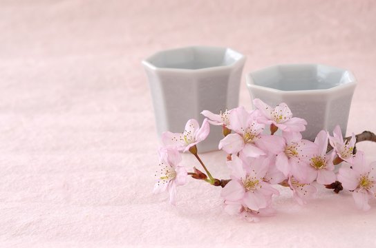 桜と日本酒　ピンク和紙背景

