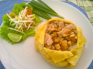 pad thai noodles with eggs