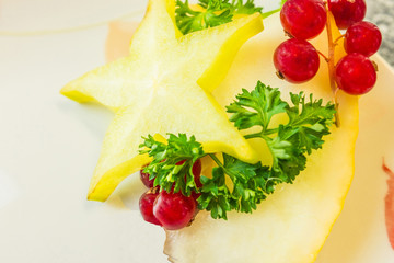 Tellergarnitur Karambole Johannisbeeren Melone