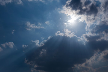 Naklejka premium sunbeam through the clouds of sunlight in blue sky background