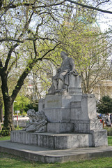 Fototapeta premium VIENNA, AUSTRIA - APRIL 22, 2010: Monument to Johannes Brahms in Vienna, Austria.