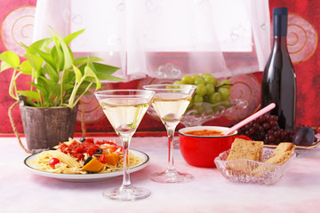 おいしそうなスパゲティーとワイン