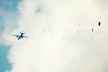 Fototapete Luftsport parachutists in the sky  © shime