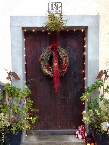 "weihnachtlich geschmückte Haustür" Stockfotos und lizenzfreie Bilder 
