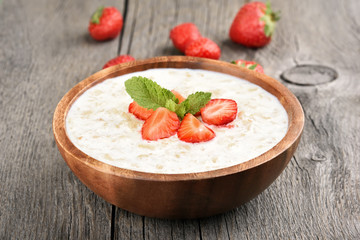 Oats porridge with strawberry