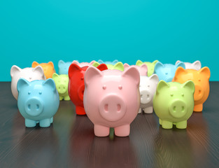 bunte Sparschweine auf Tischplatte