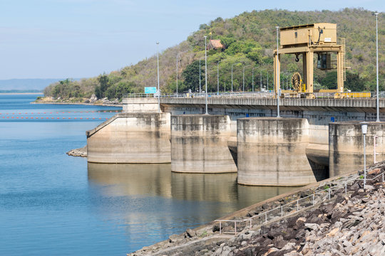 Dam or barrage