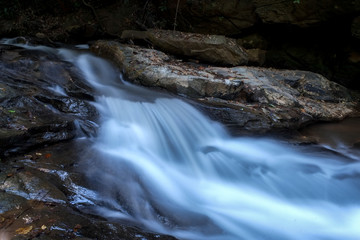 Obraz premium creek flowing over the rocks