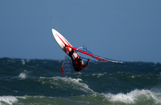 Windsurfer springt
