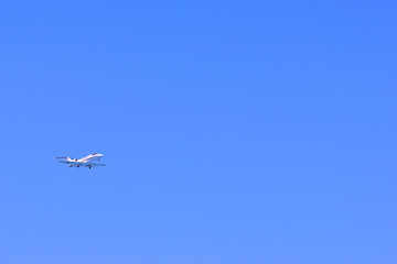 着陸態勢の小型ジェット機