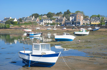 Fototapeta na wymiar Ebbe im Hafen von Ploumanach in der Bretagne,Nordsee,Ärmelkanal,Frankreich