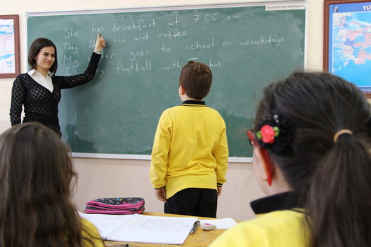 The turkish teacher tells the students english lesson in the class.
