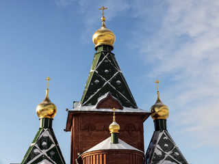 Fototapeta na wymiar Купола церкви зимой