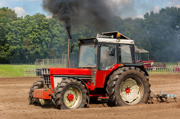 3128 Traktor - bei der Feldarbeit