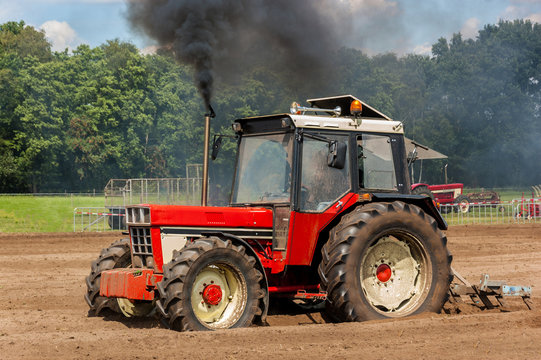 3128 Traktor - bei der Feldarbeit