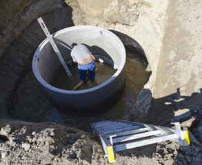 Arbeiter im Betonschacht