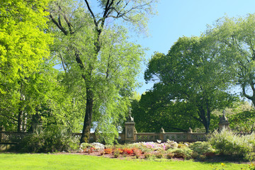 Obraz premium Spring park with blossoming flowerbeds