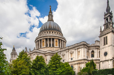 Fototapeta na wymiar LONDON, UK - JUNE 30, 2014: St. Paul's cathedral from the millenium bridge