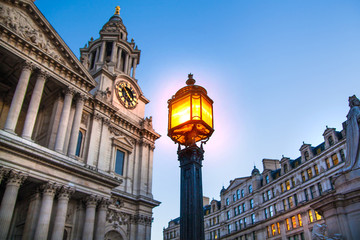 Fototapeta na wymiar LONDON, UK - DECEMBER 19, 2014: City of London. St. Paul cathedral at the dusk