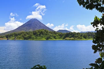 Schilderijen op glas Arenal Volcano and Lake Vignette © lightphoto2