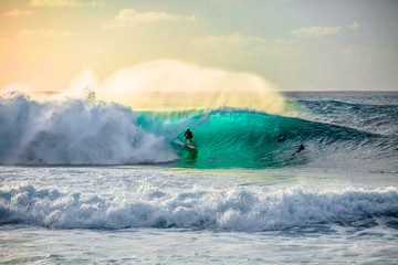 Surfing waves at Bonzai Pipeline on the North Shore of Oahu, Hawaii - obrazy, fototapety, plakaty
