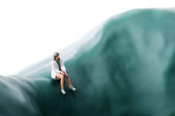 ベンチに寂しく座っている若い女性