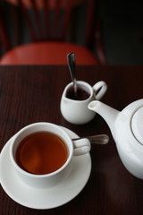 Чай и малиновое варение на столе