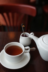 Чай и малиновое варение на столе