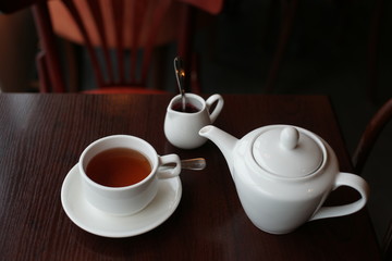 Чай и малиновое варение на столе