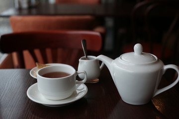 Obraz na płótnie Canvas Чай и малиновое варение на столе