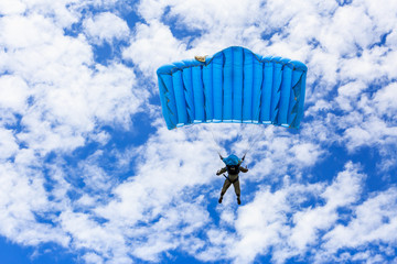 Fallschirm am blauen Himmel