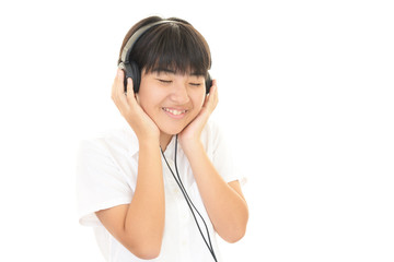 音楽を聴く女の子