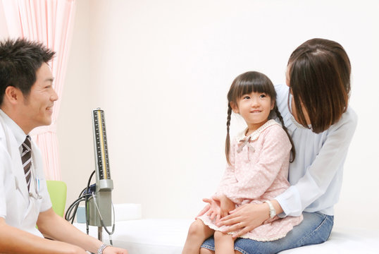 診察を受ける子どもと若い男性医師