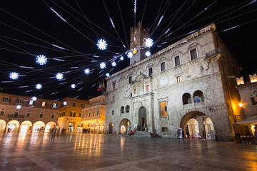 Fototapeta na wymiar Luminarie natalizie a piazza del popolo di Ascoli Piceno.