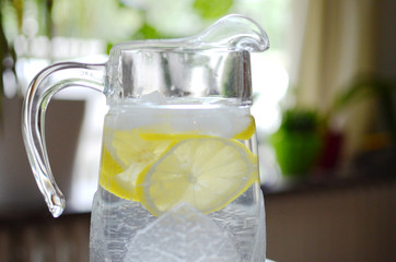 Zitronenwasser in einer Karaffe