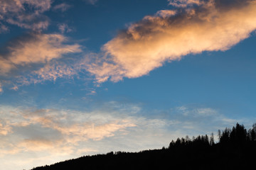 Wolkenhimmel bei Sonnenaufgang